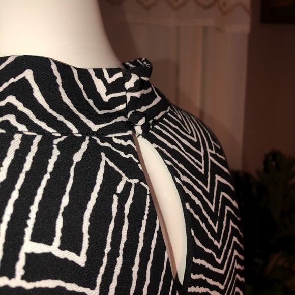 Keyhole Neckline Dress - Picture 4 of 7